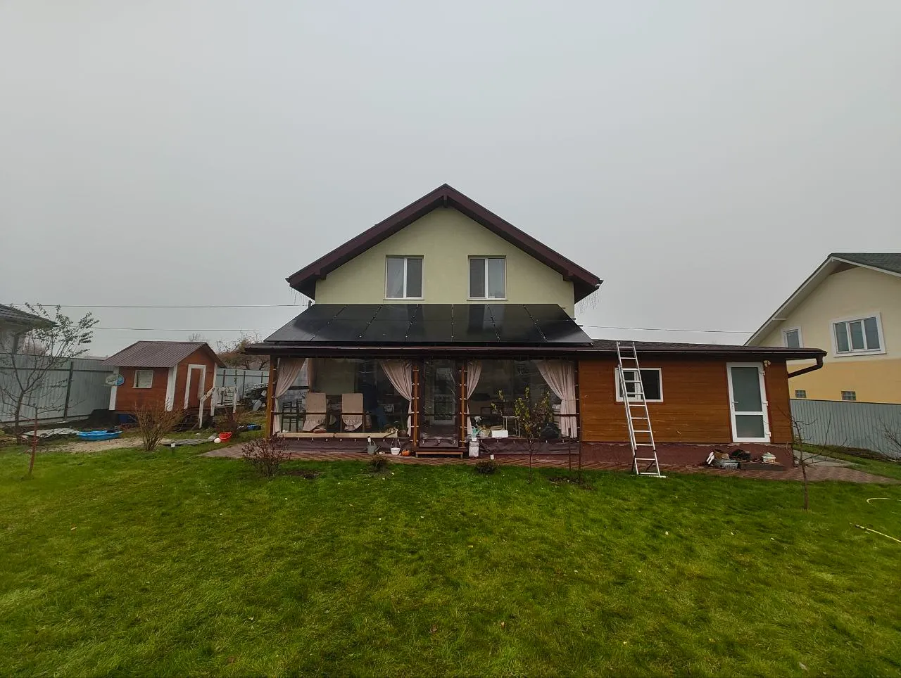 будинок з сонячними панелями на даху